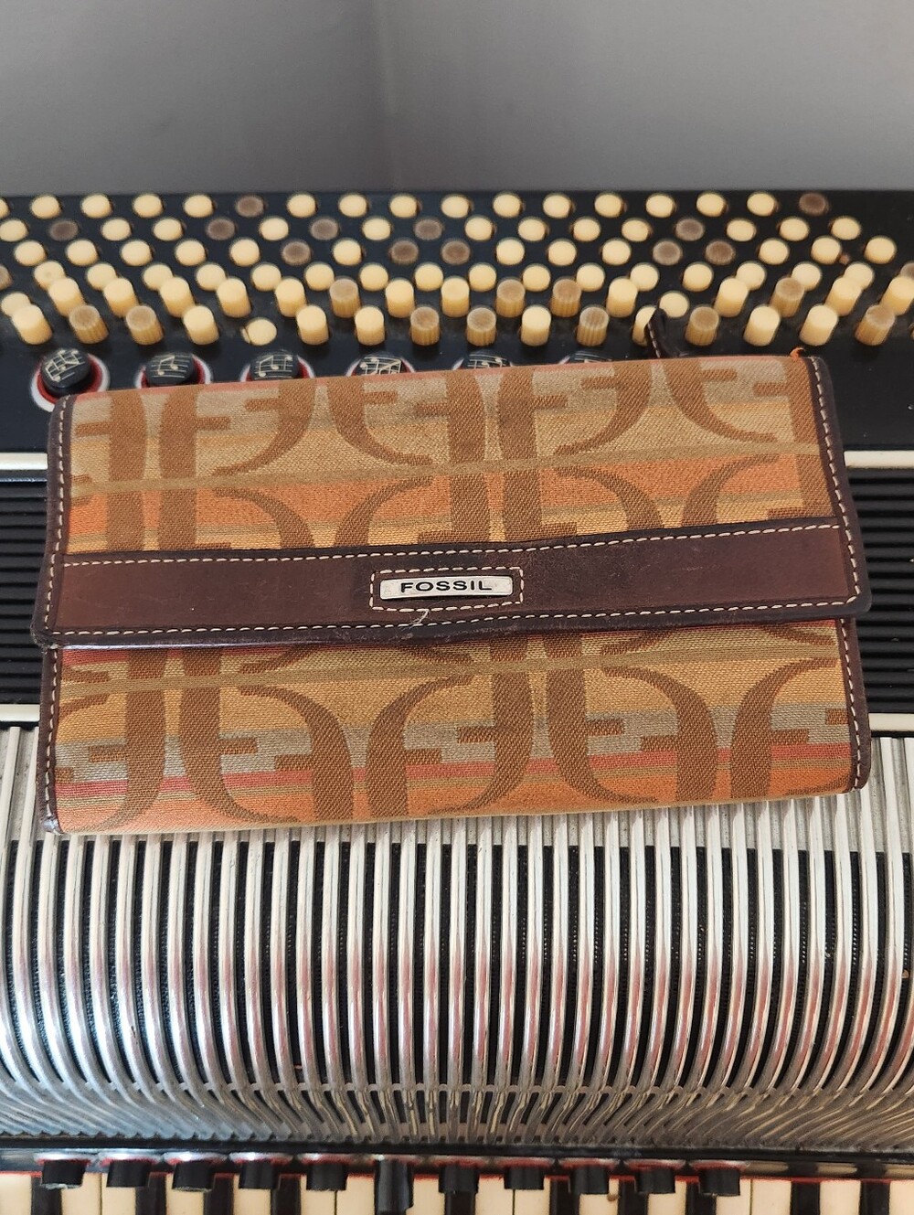 FOSSIL CANVAS W/BROWN LEATHER ACCENT TRIM TRI-FOLD WALLET